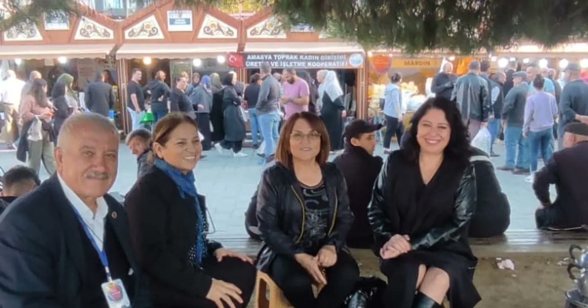 Sibel__Er's tweet photo. 2.düzenlenen Esenyurt Kardeş Kültürler Festivalinde Amasya'nın ürünlerini ve kültürünü standlarında yaşatan  Amasya Dernek Başkanım Hüseyin Kara ve tüm Amasyalı  hemşerilerimi tebrik ederim.Semaverde çay ikram eden başkanıma  misafirperverliği için teşekkür ederim. #Devapartisi https://t.co/GhdAzsdA4e