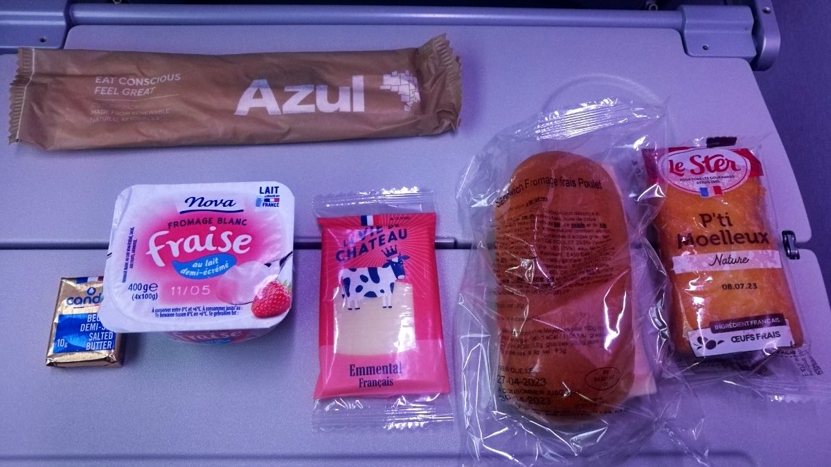 flight_report's tweet photo. [Récit de vol] Découvrons la nouvelle ligne d’@azulinhasaereas en @Airbus #A350 entre @ParisAeroport 🇫🇷 et Campinas 🇧🇷 :

Cabine confortable et peu remplie, équipage impliqué et efficace, catering correct mais peu élaboré.

✈️ https://t.co/s51eKSvQAK https://t.co/8Kj6FEybQh