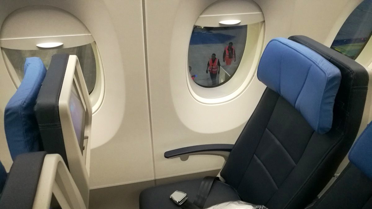 flight_report's tweet photo. [Récit de vol] Découvrons la nouvelle ligne d’@azulinhasaereas en @Airbus #A350 entre @ParisAeroport 🇫🇷 et Campinas 🇧🇷 :

Cabine confortable et peu remplie, équipage impliqué et efficace, catering correct mais peu élaboré.

✈️ https://t.co/s51eKSvQAK https://t.co/8Kj6FEybQh