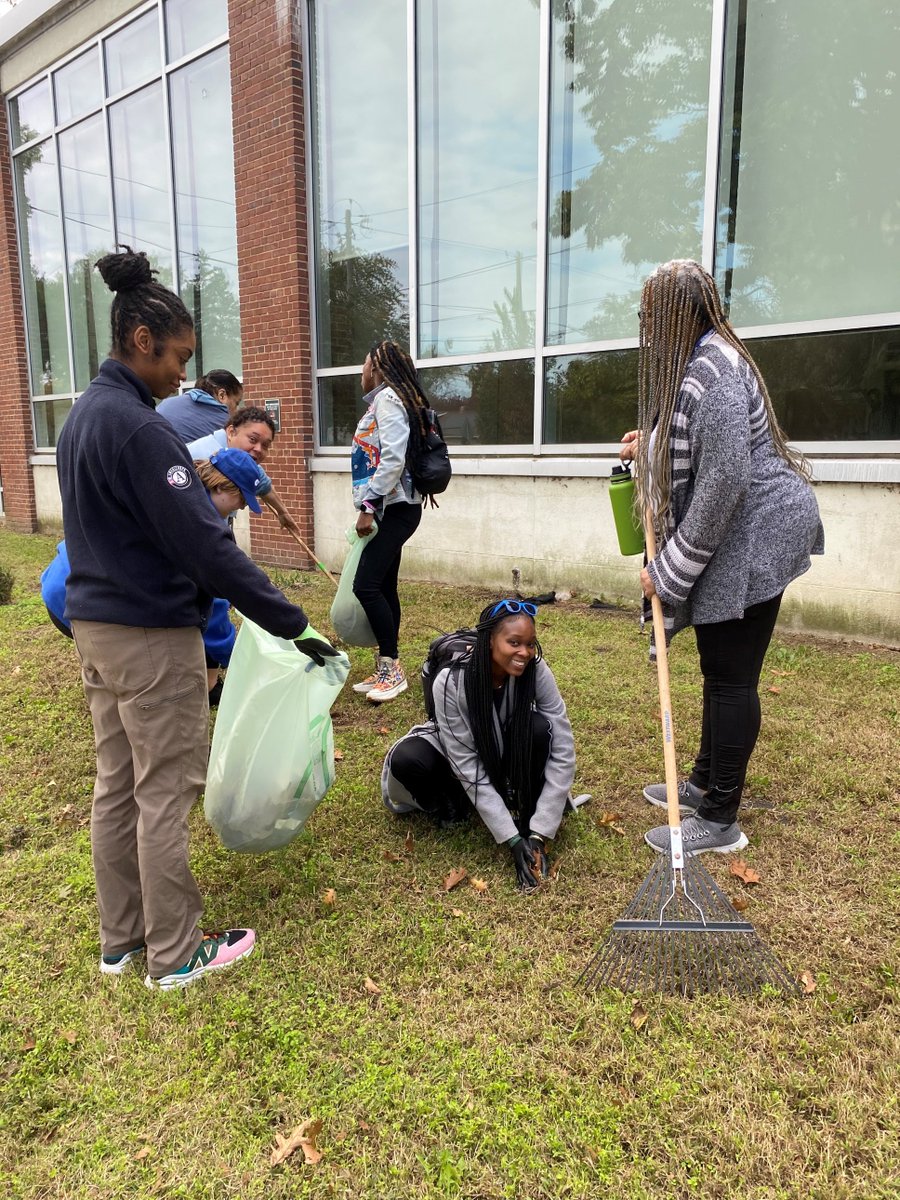 truthshallnlwh's tweet photo. @CleanCityDC Beautification Activity at @ServeDC 6th Annual All Corps at Kenilworth Recreation Center!
Together Let's Keep a #TrashfreeDC #BacktoBasicsDC https://t.co/YnO2mJL8Mm