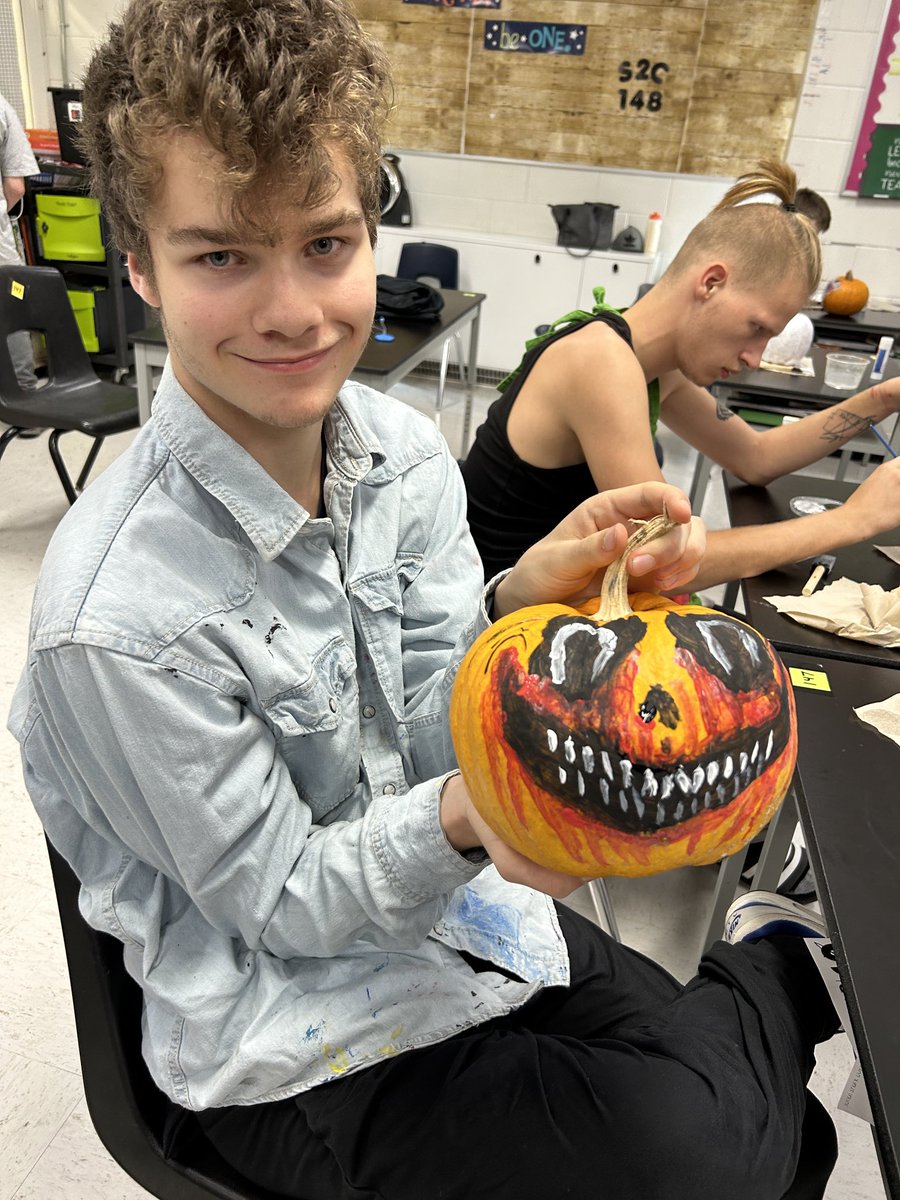 our_class_snaps's tweet photo. Painting our pumpkins today ⁦@LaSalle_LDSB⁩! https://t.co/KZI5rIxoHO