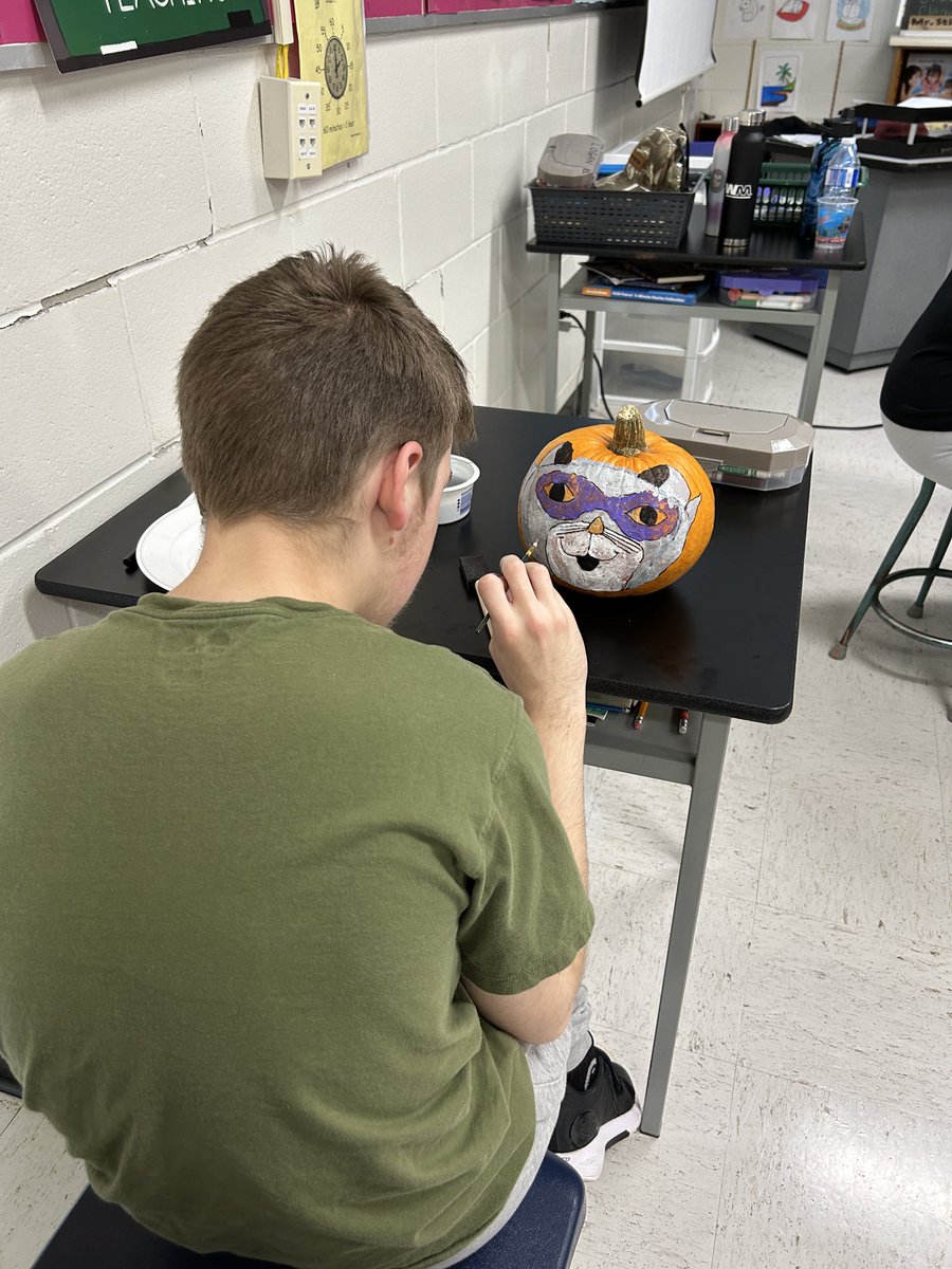Painting our pumpkins today ⁦<a href="/LaSalle_LDSB/">La Salle Secondary</a>⁩!