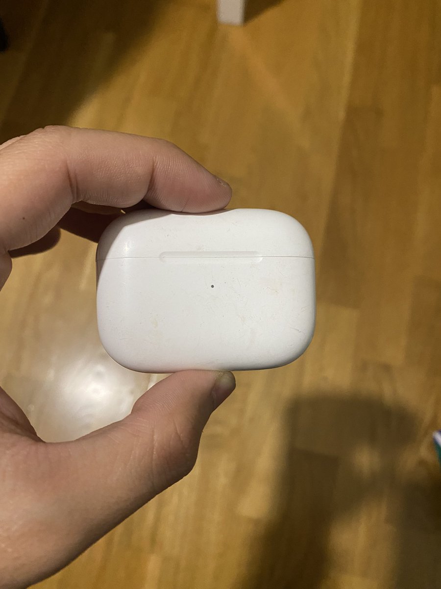 Barrozoo_60's tweet photo. Salut X, 
J’ai retrouvé ce boîtier d’AirPods Pro dans le train Paris Nord - Beauvais dont un écouteur abandonné…  
Donc je suis à la recherche de son propriétaire ! 
Sinon ça va aux objets trouvé de Gare du Nord 😅
RT S’IL VOUS PLAÎT https://t.co/GMwNb0iS8k