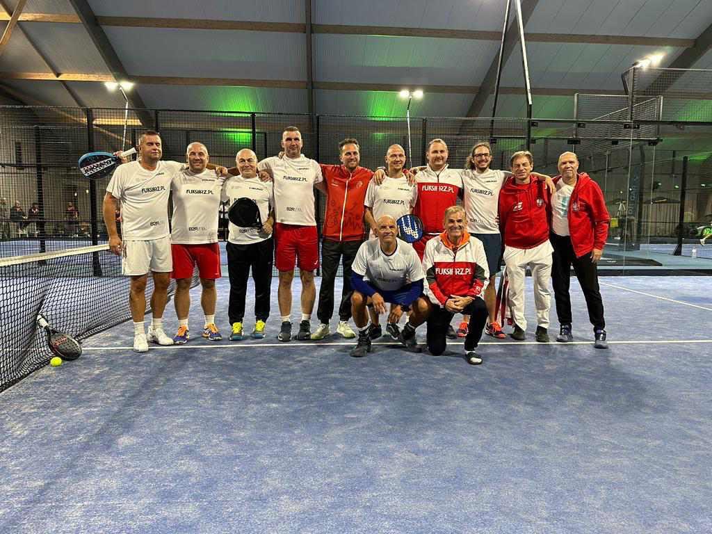 PolskiPadel's tweet photo. Już jutro, w Belgii, ostatni dzień Europejskich Mistrzostw Seniorów z udziałem naszej kadry.

Turniej na żywo można śledzić pod poniższym linkiem:

https://t.co/9Mo6iLU5Ce

Zapraszamy do śledzenia rozgrywek oraz wyników naszych bohaterów!
💪🎾🇵🇱

#PolskiPadel https://t.co/u8QNQDo1NR