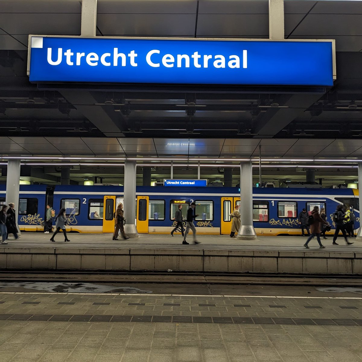 PetrVanek's tweet image. Dneska Plzeň &amp;gt; Schwandorf &amp;gt; Nürnberg &amp;gt; Düsseldorf &amp;gt; Arnhem &amp;gt; Utrecht. S #InterRail, takže za nemnoho kaček. Do uší příhodně audioknihu "Gebrauchsanweisung fürs Zugreisen" od @jaroslavrudis (díky za ni!). Prostě #bahnzeit, jak má být!