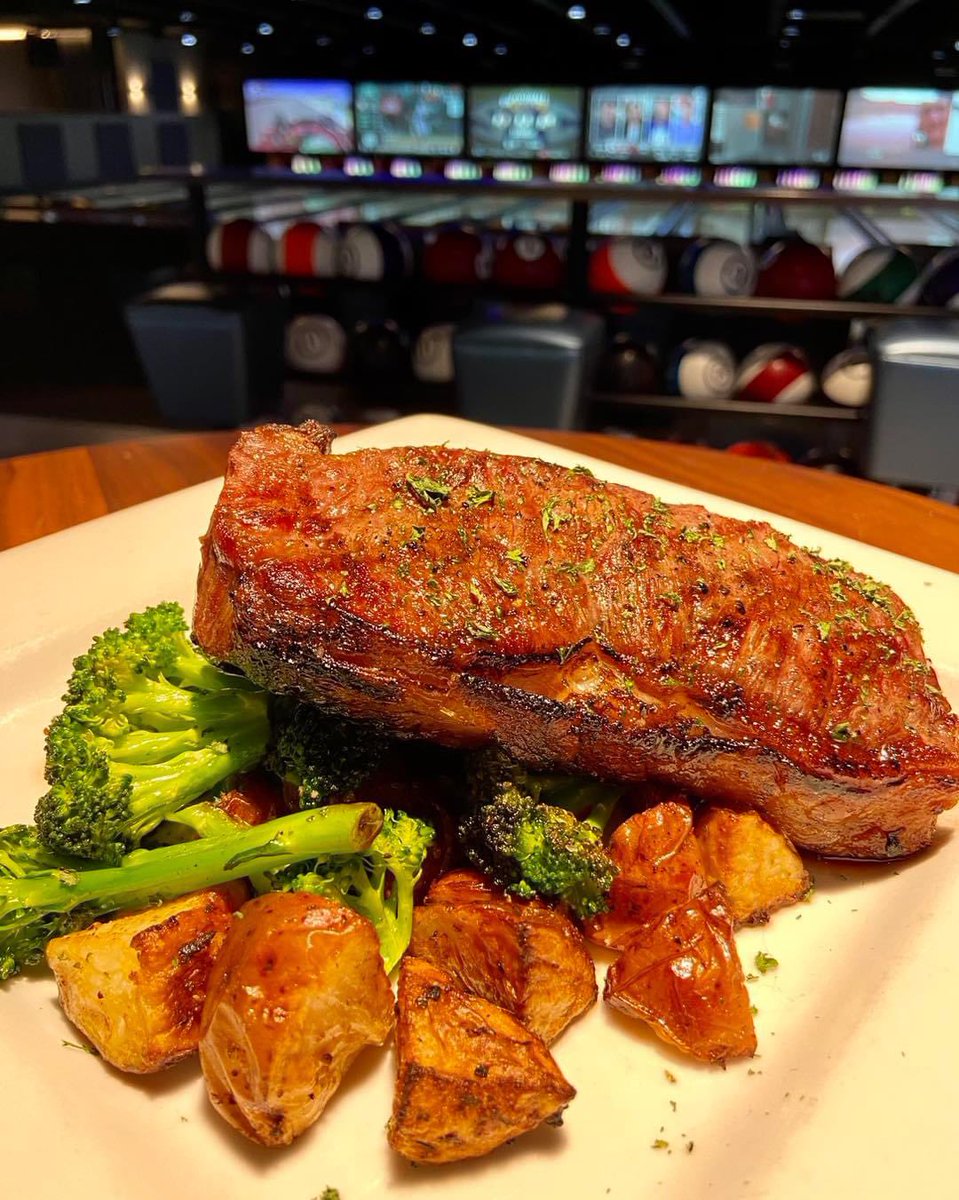 🚨🚨Dinner Special🚨🚨

12 ounce Hertzog Kansas City strip with roasted red potatoes, grilled broccoli, and choice of soft drink $19.99