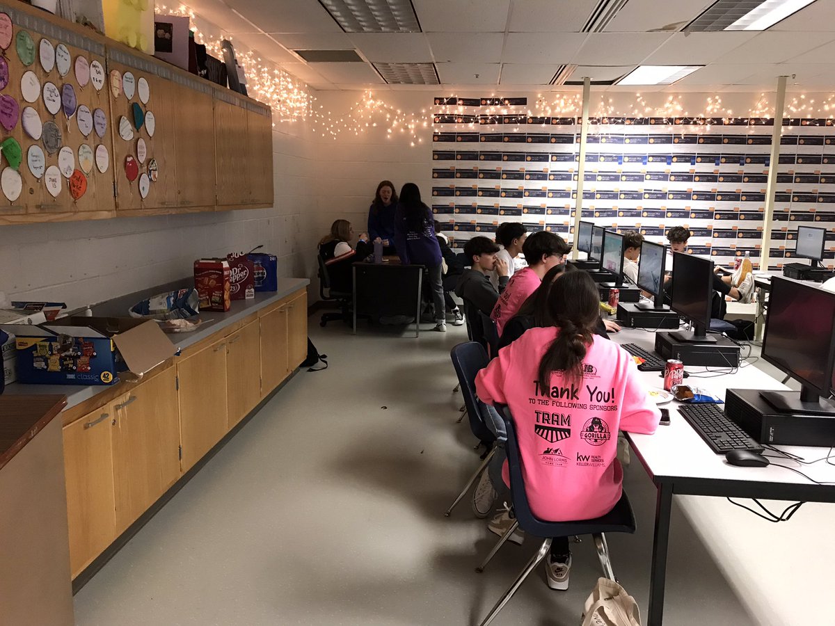 PowerPoint Certification Party 🎉 Thank you teachers @Ryle_HS for allowing your students to celebrate with mine today! We had a great time.  
#Microsoft #MOS  #certiport