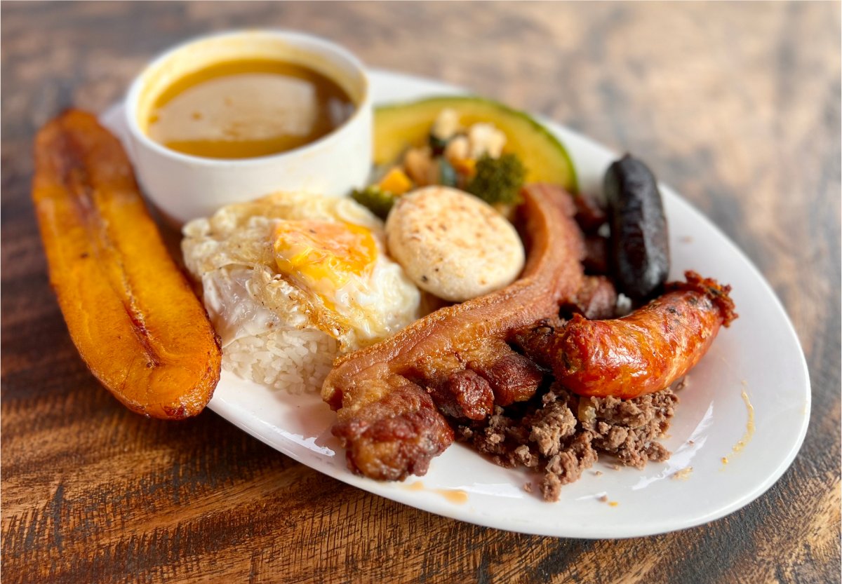 Chasefoxes's tweet photo. Working on a post for Colombian food, and the dishes are👌🤌✨ #colombianfood #colombia #colombiano #Comida #travelphotography #traveling #travelfood #travel #traveldiaries https://t.co/deMTq09hMK