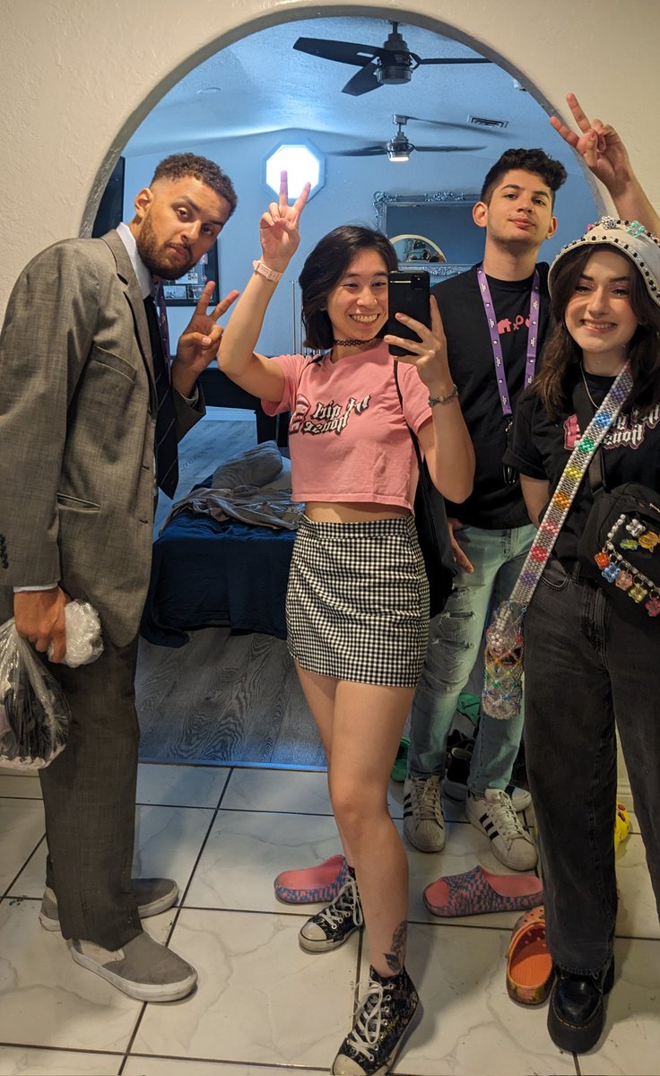 chloejlandau's tweet photo. First day of TwitchCon!! If you see me come say hi 😁 spot us in @Hot_Girl_House merch 💪💖 https://t.co/I57SoWosVp