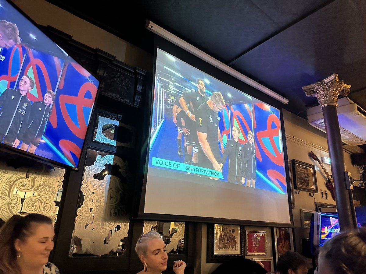sievers_sven's tweet photo. Gibt nichts besseres nach traditionellen Essen 😋 das Halbfinale NZL vs ARG in einem englischen Pub zu schauen #ranrugby @ransport #rugbyworldcup #GoAllBlacks https://t.co/drokntdNPL