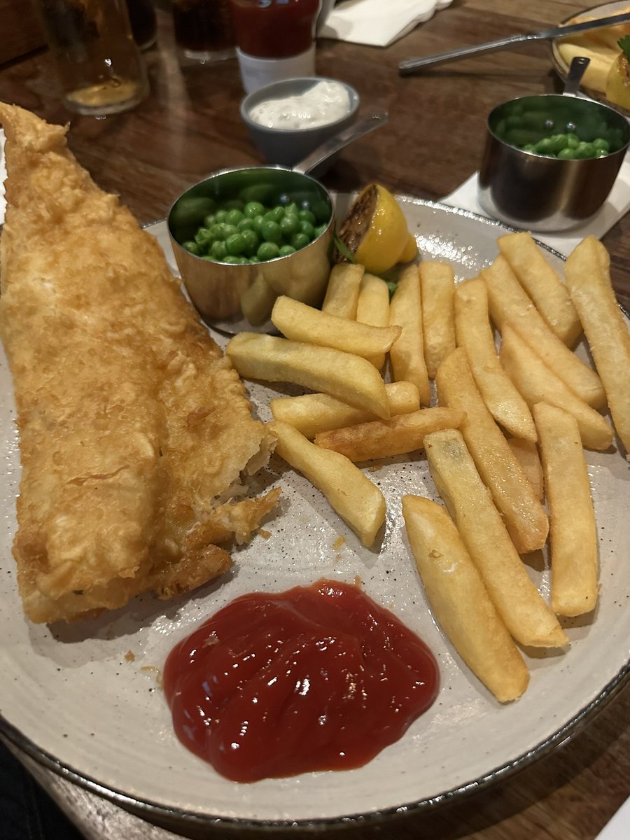 sievers_sven's tweet photo. Gibt nichts besseres nach traditionellen Essen 😋 das Halbfinale NZL vs ARG in einem englischen Pub zu schauen #ranrugby @ransport #rugbyworldcup #GoAllBlacks https://t.co/drokntdNPL
