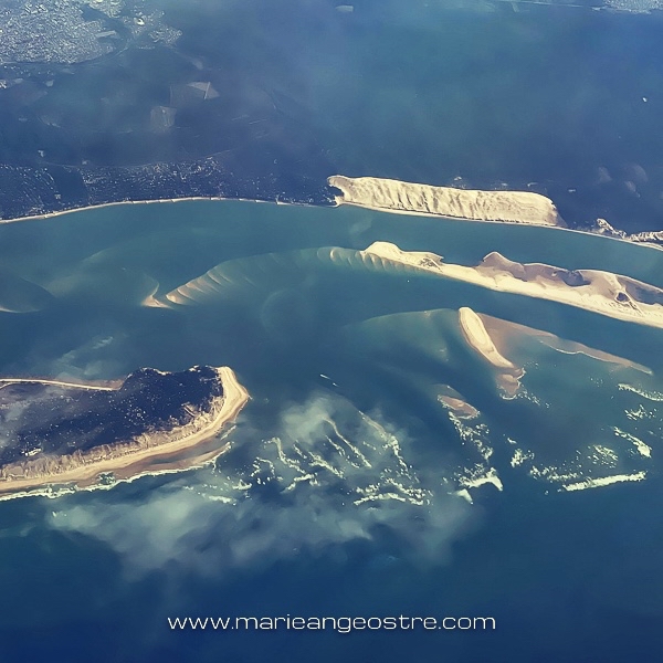 🇫🇷 Restons en France. Au sommet de la dune du Pilat à l'entrée du bassin d'Arcachon, avec au loin la plage du Cap-Ferret. hoto suivante, survol de la dune et des bancs d'Arguin et du Toulinguet Cap-Ferret. 📍 <a href="/francefr/">france.fr</a>  🇫🇷  #dunedupilat
#france #visitfrance #exploreFrance