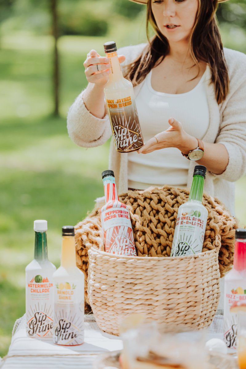 Did you know that you can get our bottles in stores around the country? Find us near you with our product locator at sipshine.com! 

#GitchaASip #SipShine #Moonshine #Cheers