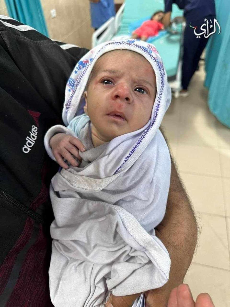Almeqdad's tweet photo. العثور على طفلة في أرض زراعية بصحة جيدة بعد أن طارت عشرات الأمتار من شدة قصف الاحتلال لمنزل آل العايدي على مخيم النصيرات وسط قطاع #غزة. https://t.co/f8HGXVX8pD
