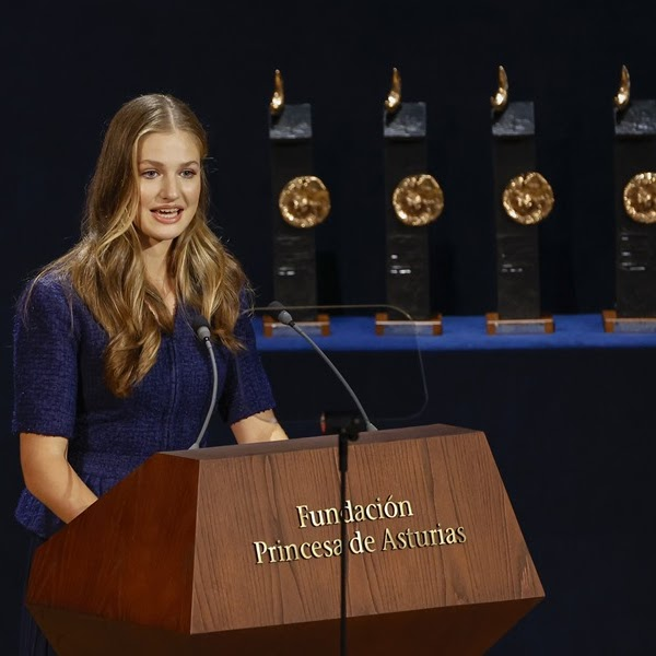 lahora_digital's tweet photo. La princesa Leonor: “Entiendo muy bien mi deber y lo que implican mis responsabilidades”. #PremiosPrincesadeAsturias  https://t.co/u1YZxq8X4m https://t.co/8DY2zTva1d