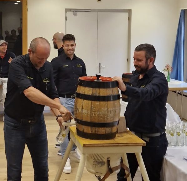 burgdorferbier's tweet photo. Jetzt ist das Anton Krafft Bier angestochen. Branchenkenner haben ihm schon allerlei Komplimente ausgeteilt. Wir freuen uns auf eure Reaktionen. https://t.co/qz3FLSuuvN