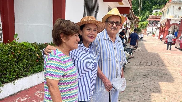 YolandaOsunaH's tweet photo. Qué gusto me dio saludar en Tapijulapa al profesor Carlos Witt Torres y a su esposa, la señora María de Lourdes González. Con el profesor Carlos emprendimos un intenso trabajo para lograr que Tapijulapa obtuviera hace más de una década el distintivo de Pueblo Mágico. ¡Gracias por abrirme las puertas de su casa y de sus corazones!