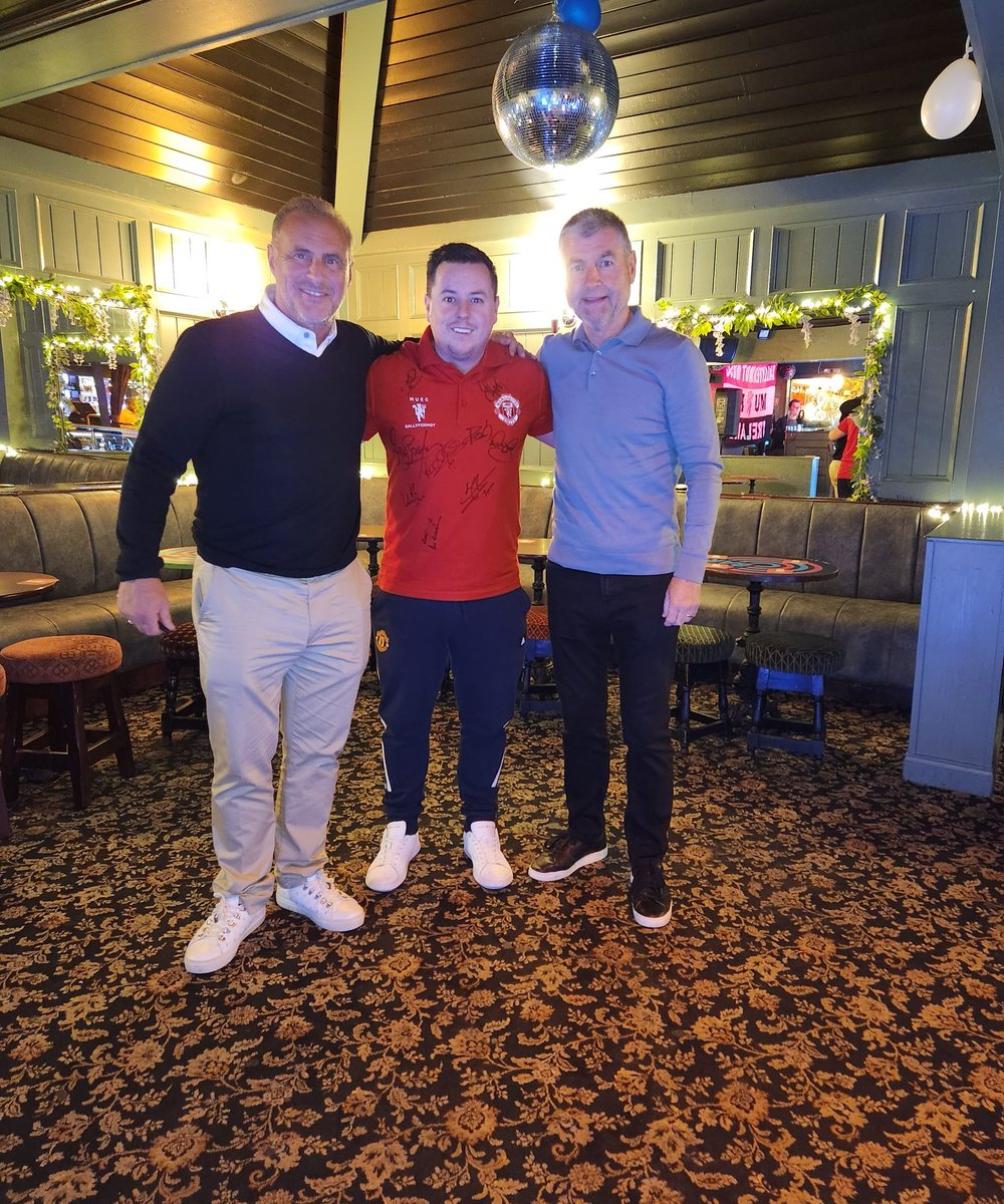 MUSCBALLYFERMOT's tweet photo. Oh what a night!!!!!!!!!!🔴⚫️🇾🇪
Denis Irwin &amp; Clayton Blackmore at our local in Ballyer Tim Younges
Listening to their stories and massive respect to the lads for being open &amp; honest as possible on the Q &amp; A. Al Foran Comedy absolutely hilarious smashed it.
 #OneUnitedFamily https://t.co/6yT15zBHct