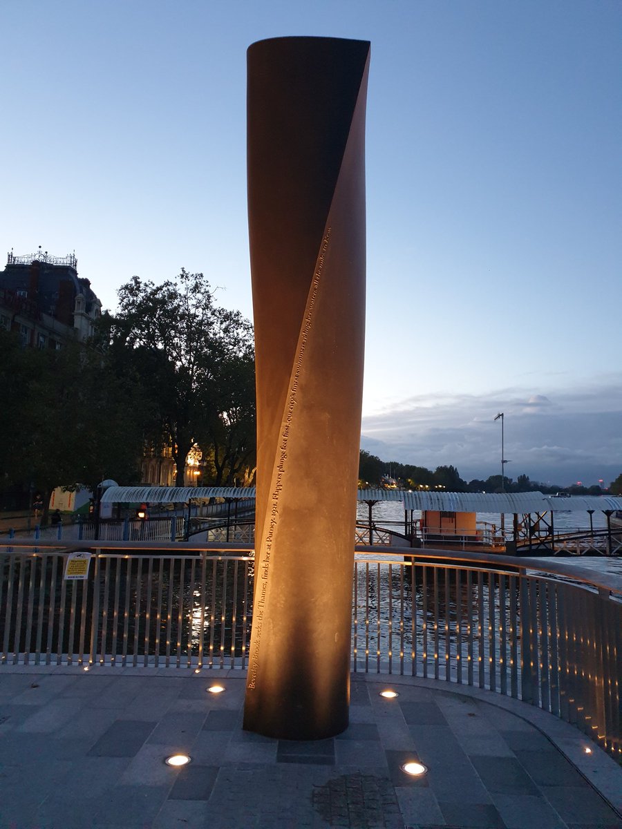 The eligant bronze ventilation column at Putney Embankment Foreshore. With the first of nine poems by Dorothea Smartt commissioned by Thames Tideway @TidewayLondon #DorotheaSmartt #SuperSewer #putneyembankment #putneybridge #thamespath