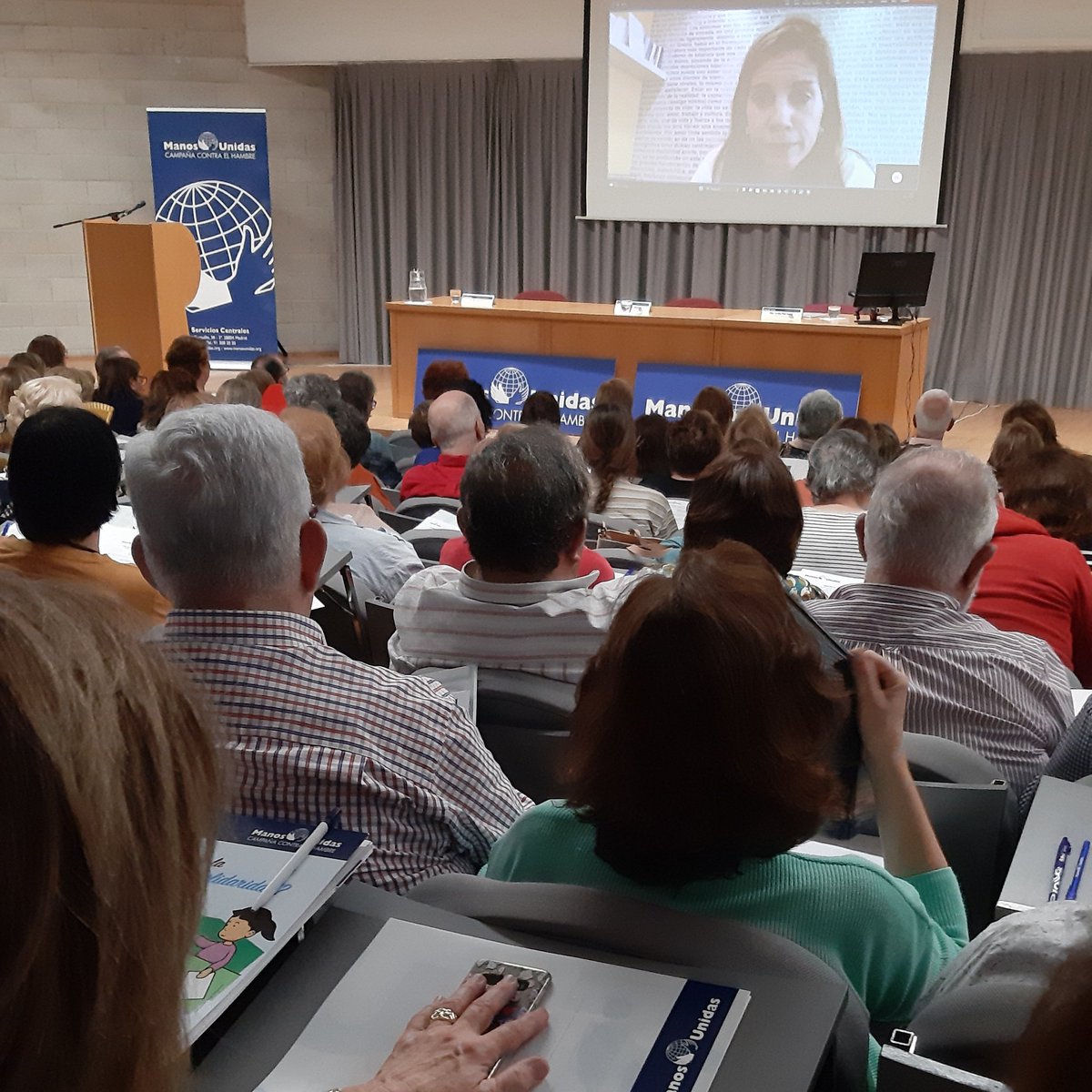 migasocial's tweet photo. 😃En #JornadasManosUnidas2023 con #MarianRojas, embajadora especial de @ManosUnidasONGD y con muchos #JóvenesManosUnidas
Un finde para aprender, compartir, abrazarnos, reirnos, reflexionar...#CUIDAdaniaIntegral
Covey decía que estos encuentros sirven para "afilar el hacha"😉 https://t.co/TyMIw8BxiL