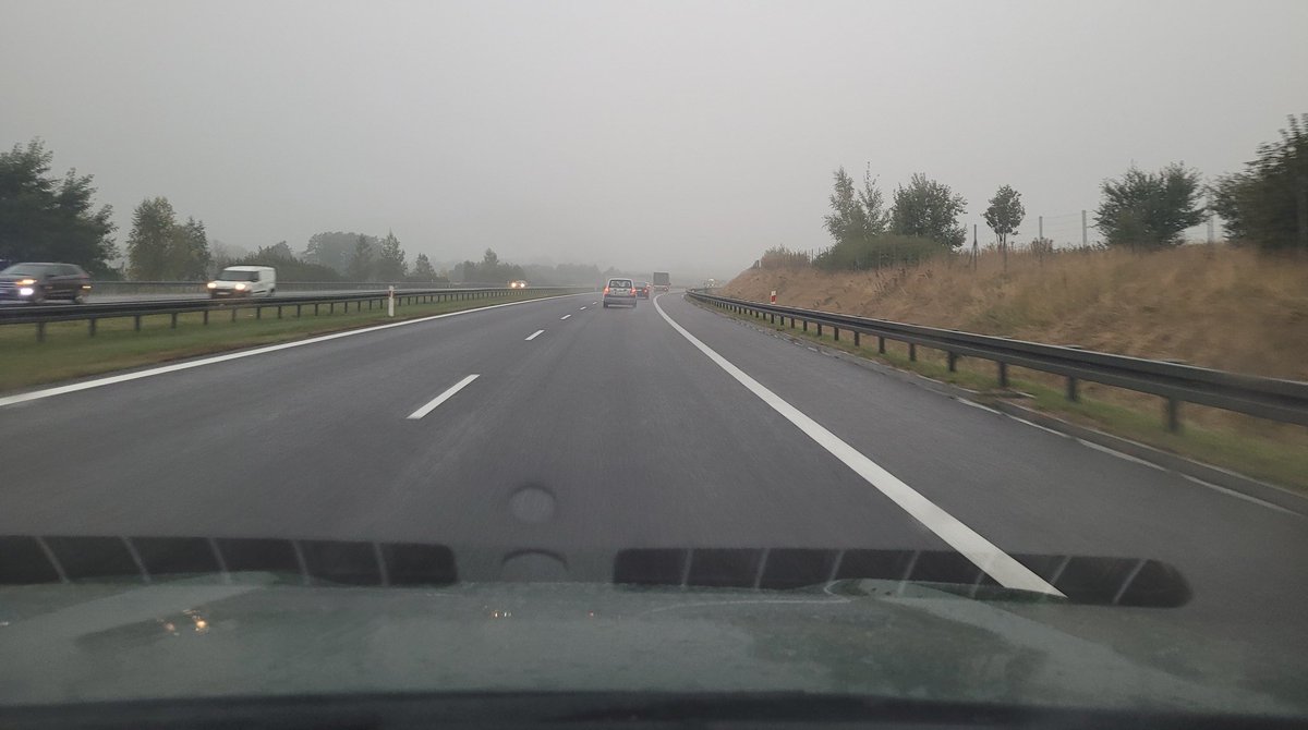 GDDKiA_Lublin's tweet photo. Uwaga, kiepskie warunki na drogach 🌫️🌧️ 
Dostosujcie prędkość, jedźcie ostrożnie. Spokojnego weekendu! https://t.co/W6MK7e14iy