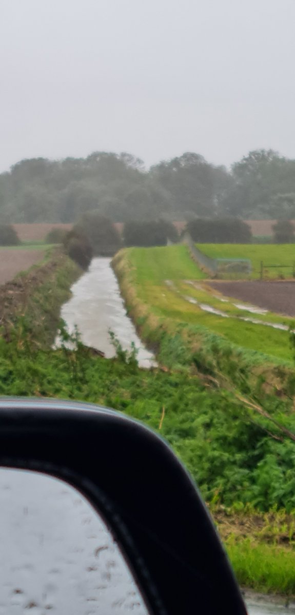 no1sunkfarmer's tweet photo. Ride round Holderness, there's some water about..Have to admit not as much as i thought..it does help having a really good #IDB who know how to do things properly. Recently maintained drain at Roos..and the catch drain at Rimswell. @wheat_daddy #keepwaterflowing https://t.co/xej2XWLUYg