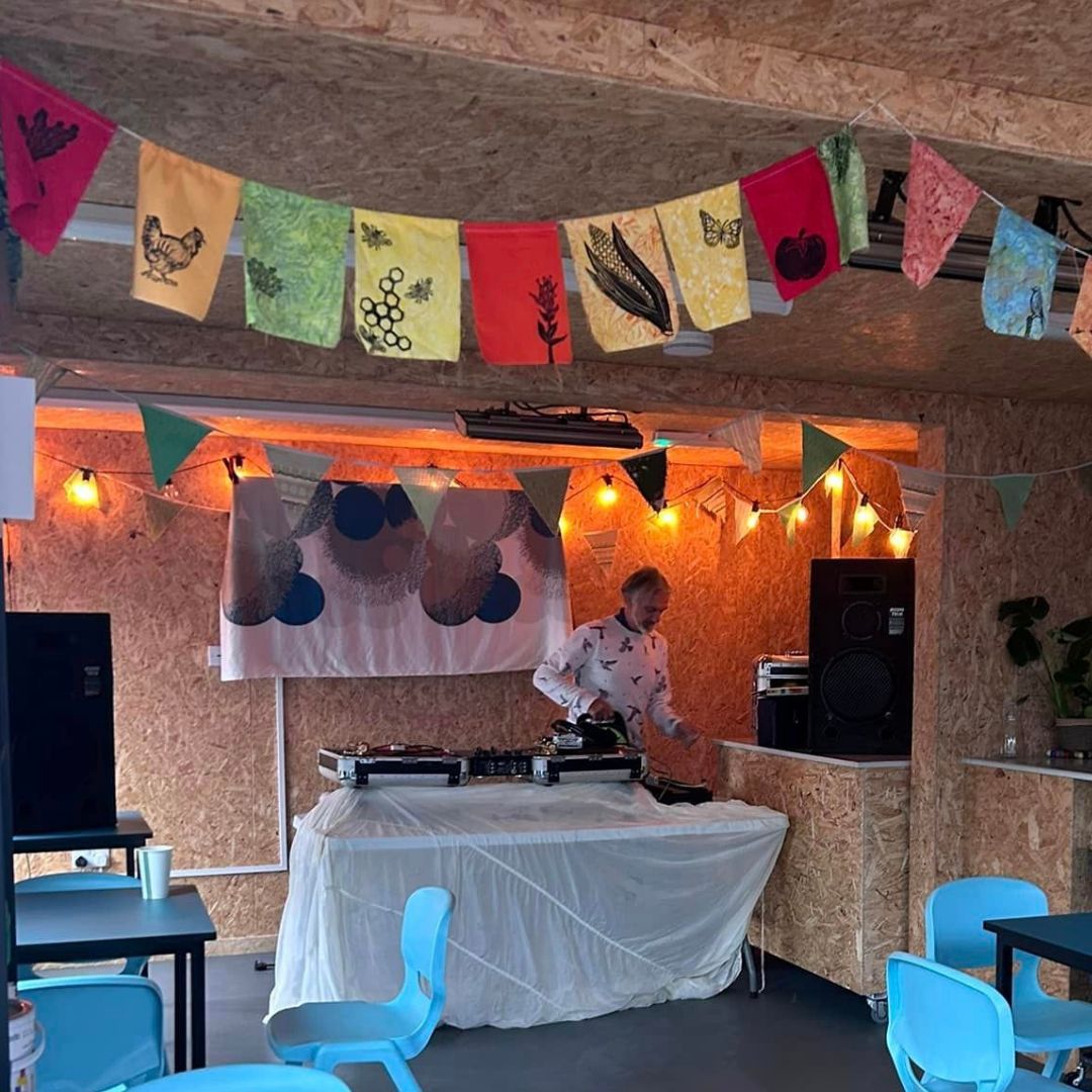 railwaygardens's tweet photo. THIS WEEKEND at #RailwayGardens enjoy #chillout sessions from DJ Dave Grooveslave Vinyl Sound System and roast on toast #ThingsonToast! @thingsontoastsplott https://t.co/1tvv0D0ZiY #SplottIsAwesome #Cardiff #WhatsOnCardiff https://t.co/0xbKzILAnI