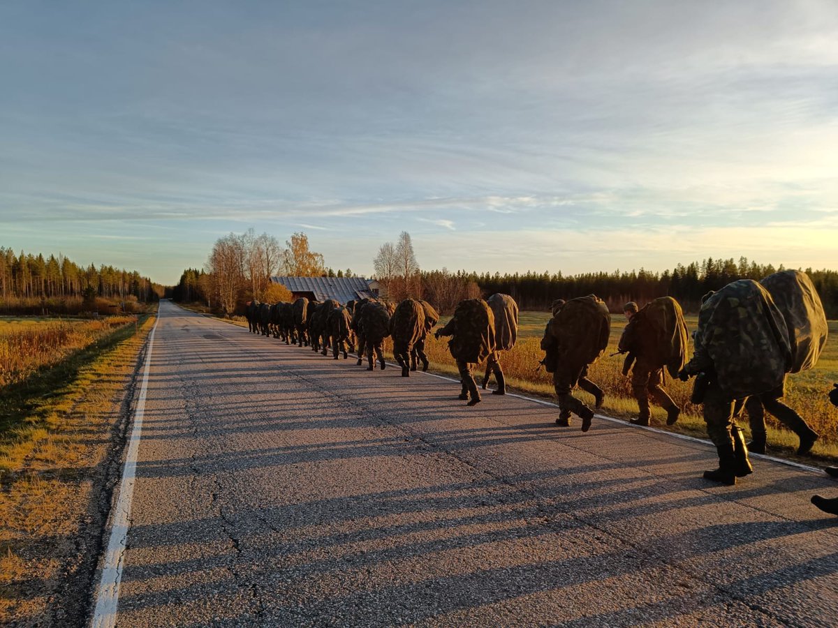 KainuunPR's tweet photo. Marttinan marssi etenee ilta-auringossa. Sää Kuhmossa on erinomainen - tähän aikaan syksystä voisi olla kovasti kosteampi marssisää.
#kaipr #kaijp #maavoimat #tiedustelu #marssi https://t.co/1bx9ok2byt