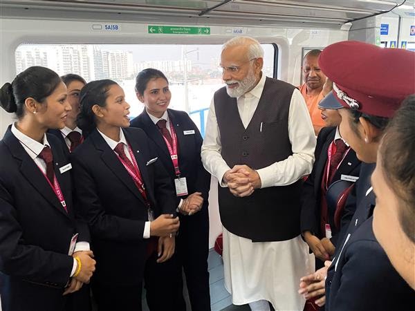 SwatcatPR's tweet image. #PMModi #flagsoff India's first #RRTS train from UP, says similar services will be in Haryana,Rajasthan soon.
Addressing a function here, Modi said that the full 82-km stretch of the Delhi -Meerut RRTS will be completed within the 1.5 and a half
years and expressing confidence