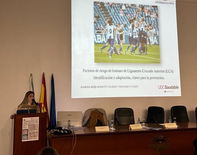 La profesora de la <a href="/ffisudc/">Fac Fisioterapia UDC</a> Andrea Seijo comienza la conferencia “Factores de riesgo de lesión de LCA: identificación y adaptación. Claves para la prevención” en las III Jornadas de Fisioterapia y Salud