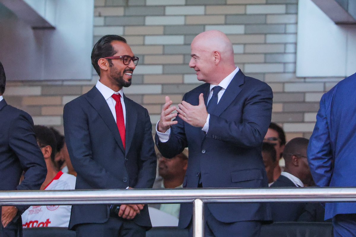 SimbaSCTanzania's tweet photo. Viongozi bora wa mpira wamekutana, Rais wa heshima wa klabu, @moodewji akiongea na Rais wa FIFA, Gianni Infantino na pembeni ni Mwenyekiti wa Bodi, @salim_tryagain akiongea na Rais wa CAF, Patrice Motsepe. #AFL #WenyeNchi #NguvuMoja https://t.co/ZWGrAWRGyA