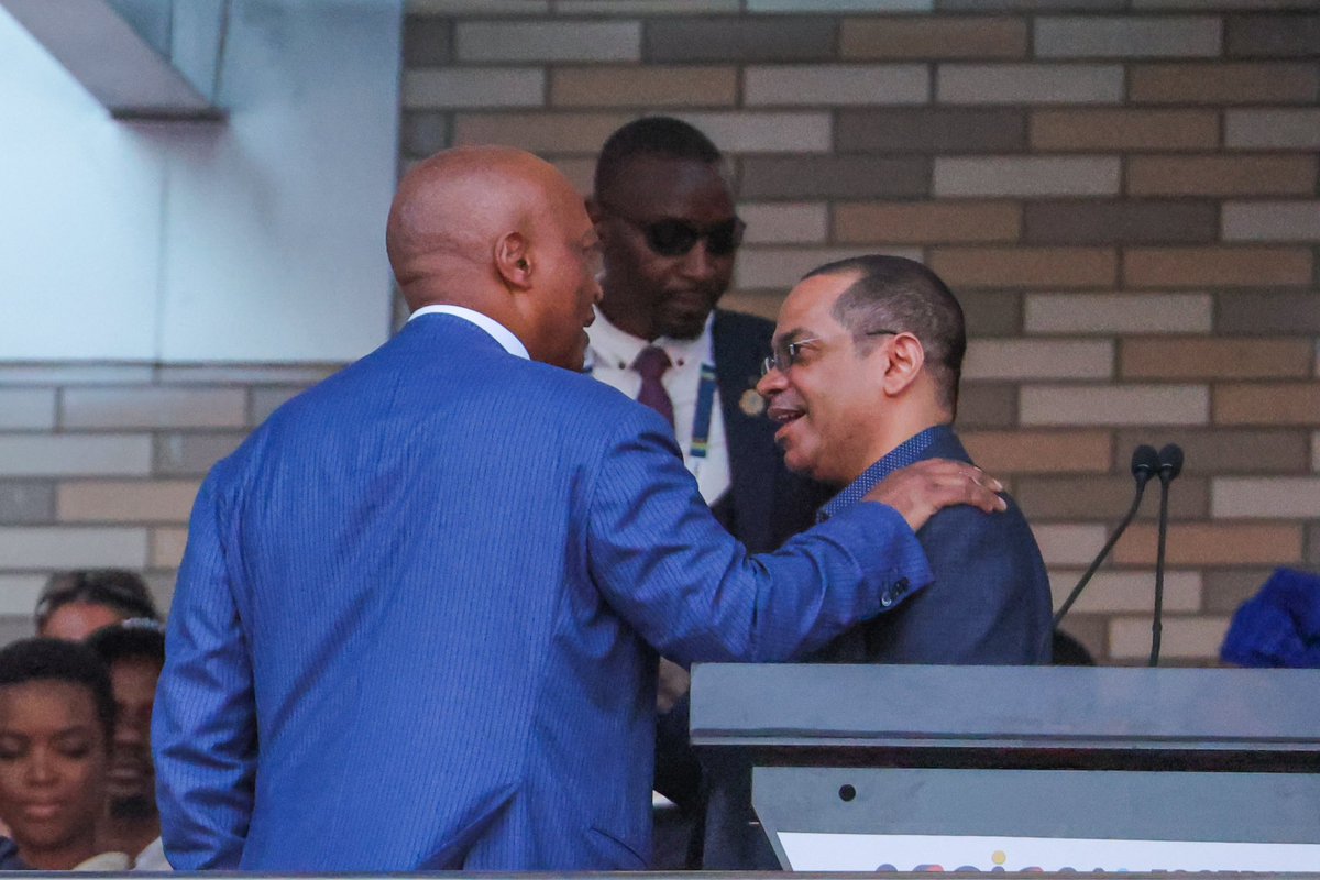 SimbaSCTanzania's tweet photo. Viongozi bora wa mpira wamekutana, Rais wa heshima wa klabu, @moodewji akiongea na Rais wa FIFA, Gianni Infantino na pembeni ni Mwenyekiti wa Bodi, @salim_tryagain akiongea na Rais wa CAF, Patrice Motsepe. #AFL #WenyeNchi #NguvuMoja https://t.co/ZWGrAWRGyA