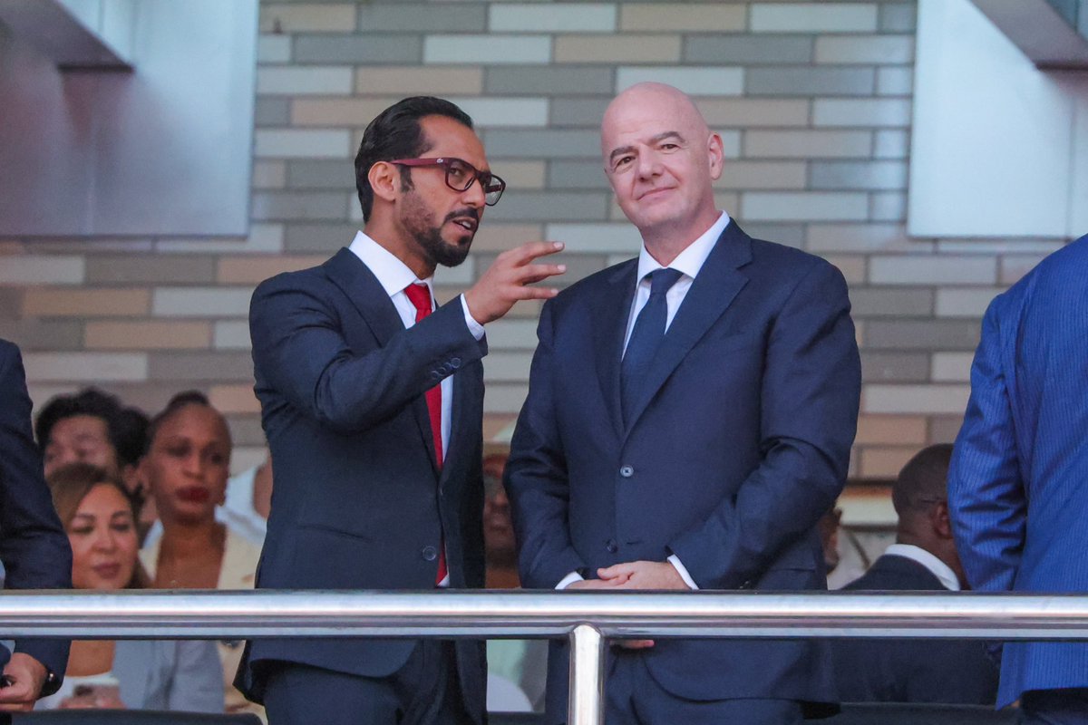 SimbaSCTanzania's tweet photo. Viongozi bora wa mpira wamekutana, Rais wa heshima wa klabu, @moodewji akiongea na Rais wa FIFA, Gianni Infantino na pembeni ni Mwenyekiti wa Bodi, @salim_tryagain akiongea na Rais wa CAF, Patrice Motsepe. #AFL #WenyeNchi #NguvuMoja https://t.co/ZWGrAWRGyA