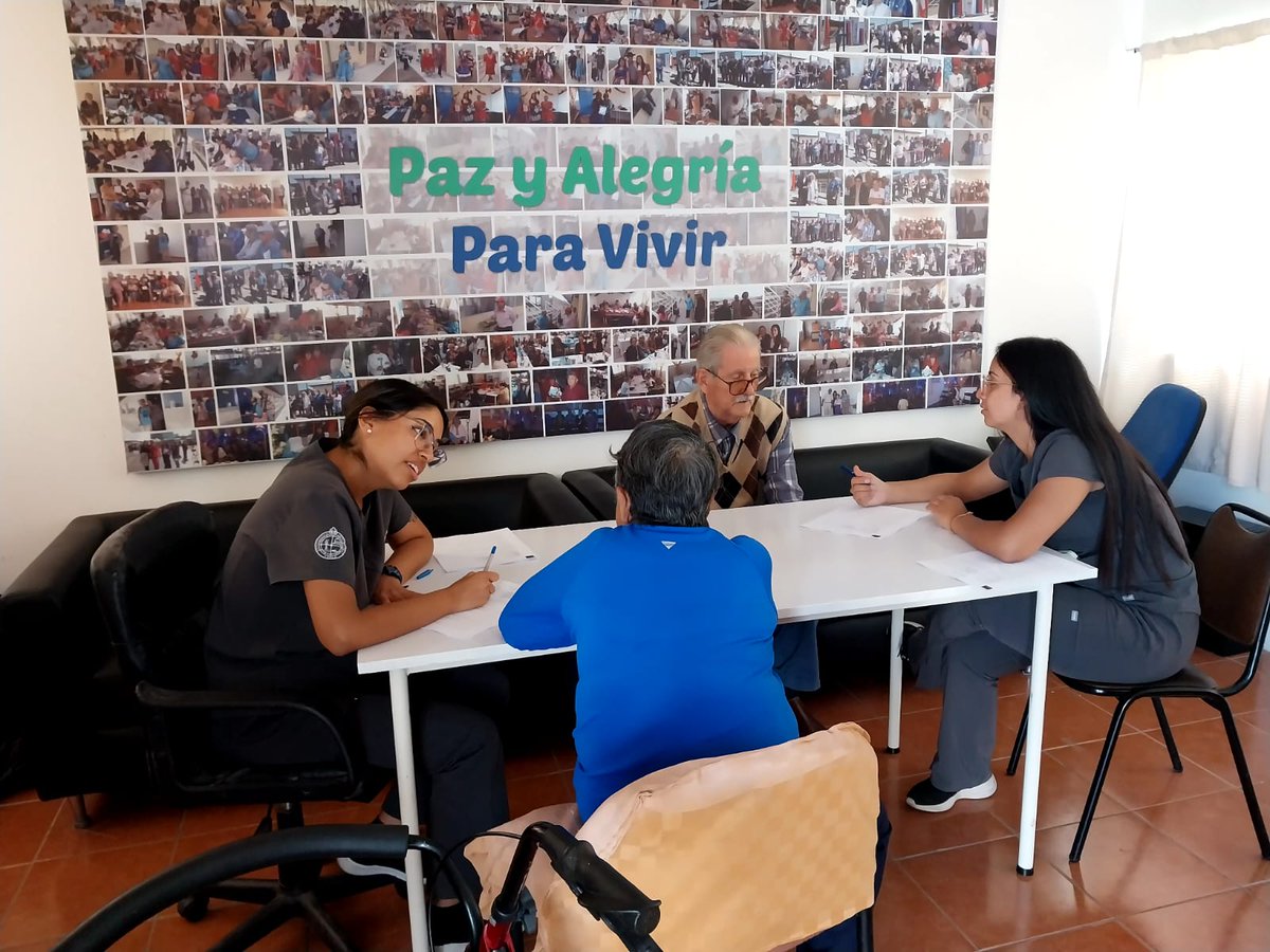 fptUNAP's tweet photo. La mejor manera de terminar la semana es con actividad física 🏃🏻‍♀️, y precisamente es lo que están haciendo los residentes de nuestras Viviendas Tuteladas, participando activamente en los talleres de gimnasia médica, impulsados por los profesionales del CESFAM Sur de Iquique. https://t.co/jFaxtLA80k