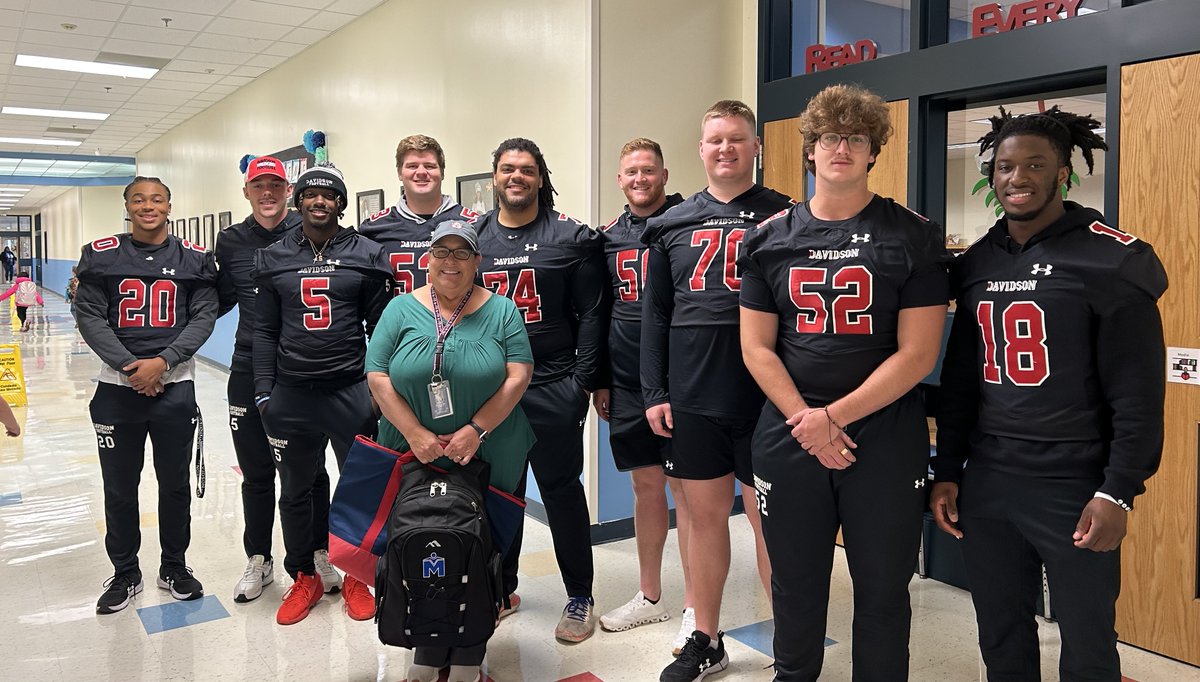 DavidsonFB's tweet photo. Love the way our guys serve!

We had the honor of welcoming students to school this morning at Rocky River Elementary in Mooresville!

#WE #CatsCare https://t.co/yXfg0344oH