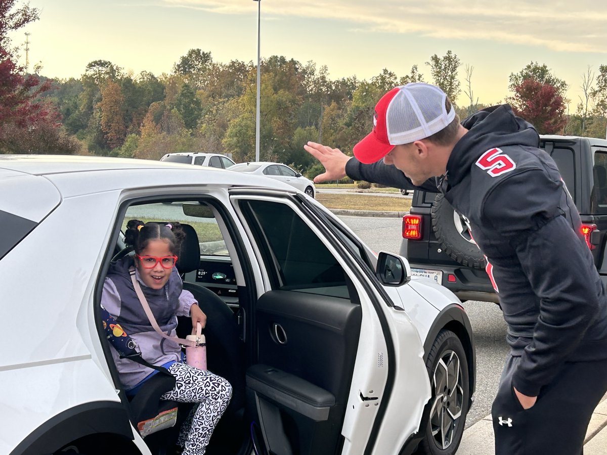 DavidsonFB's tweet photo. Love the way our guys serve!

We had the honor of welcoming students to school this morning at Rocky River Elementary in Mooresville!

#WE #CatsCare https://t.co/yXfg0344oH