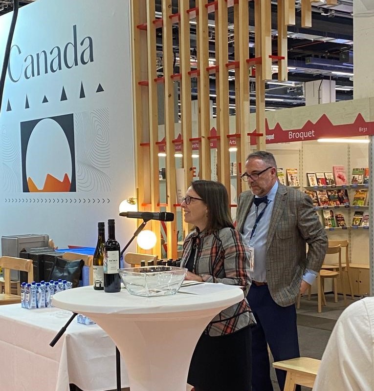 CanEmbGermany's tweet photo. We congratulate Slovenia on shining as #GuestofHonour at the Frankfurt @Book_Fair #fbm23! This past week, #CanLit publishers deepened ties with 🇩🇪 and international counterparts building on the 2020/21 🇨🇦 theme #SingularPlurality! https://t.co/X5VwDvxPPd