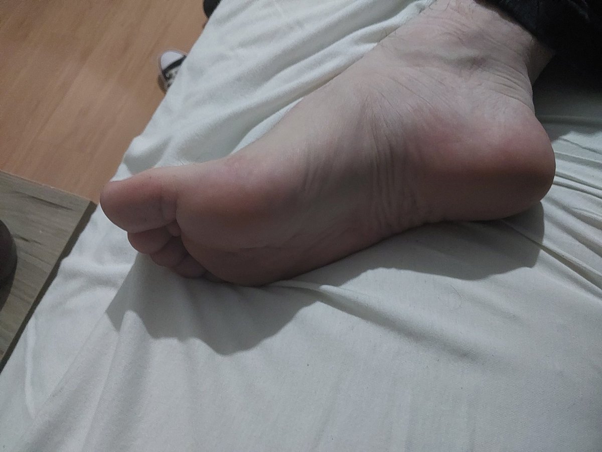 LuciferumAsmo's tweet photo. To afim de uma massagem com a língua, quem se dispõe? https://t.co/nyMcJOQUcy