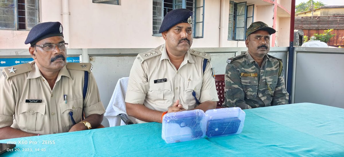 ChatraPolice's tweet photo. पुलिस अधीक्षक महोदय चतरा के निर्देशानुसार सदर थाना अंतर्गत एंटीक्राईम चेकिंग के दौरान एक चारपहिया वाहन से 03 अपराधकर्मियों को 01 अवैध देशी पिस्टल एवं 02 जिंदा गोली के साथ गिरफ्तार कर न्यायिक हिरासत में भेजा गया ।
@JharkhandPolice 
@DigHazaribagh 
@Lathkar_IPS 
@amolhomkar_IPS https://t.co/qsKovVIpRF