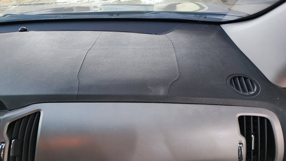 AlaaAlmaghribi's tweet photo. @Kia_Worldwide Actually the material used in Kia Sportage is very low quality, why did some cracks appear in tableau? 
Is it a factory defect or what? https://t.co/zpTbtAJbkY