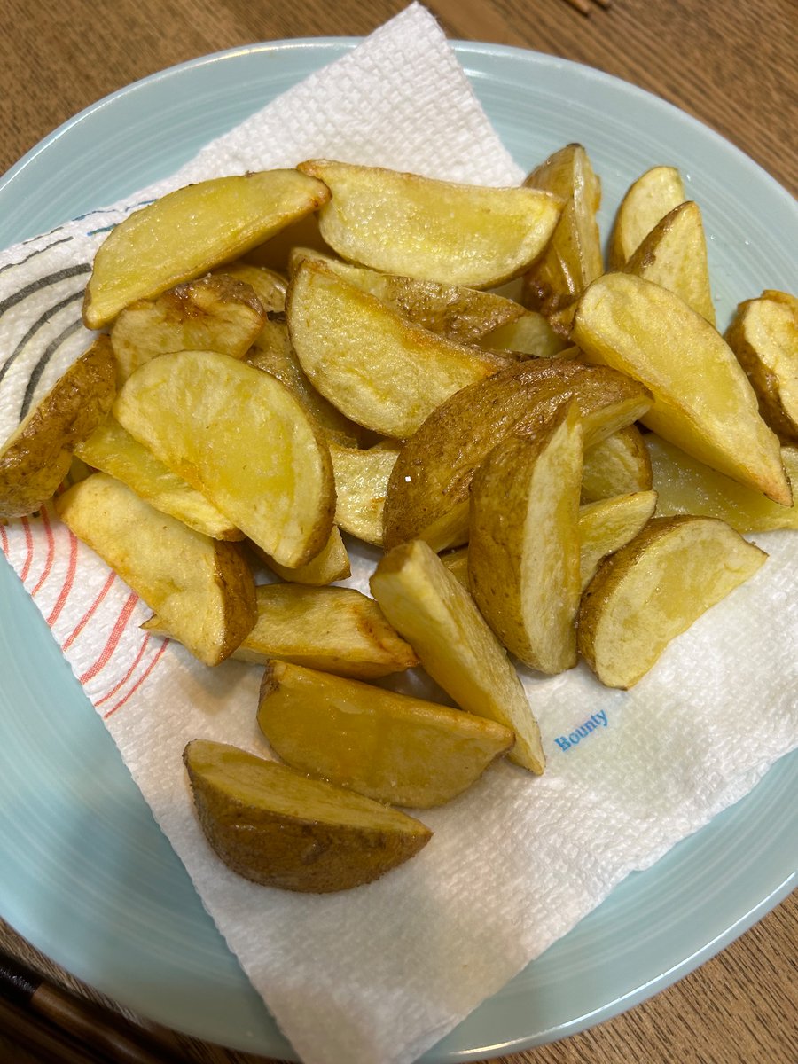 妻の忙しさが止まらない‼️
そんな時は夫が家庭を支えなければ🤔
今夜は何を食べたい？
お兄ちゃんはマカロニ‼️
妹ちゃんはマックのポテト🍟
それは却下‼️
お母さんにLINEで何食べたい？
白菜使って‼️
オッケー👌
#ミルフィーユ鍋
#皮付きポテト
#マカロニサラダ