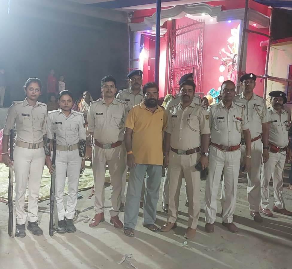 PatnaPolice24x7's tweet photo. " पटना पुलिस आपकी सेवा में स���ैव तत्पर है "
दुर्गापूजा के शुभ अवसर पर विधि_व्यवस्था बनाए रखने हेतु पटना पुलिस संवेदनशील एवं चिंहित स्थलो पर तैनात है|
@dm_patna
@bihar_police
@IG_CentralRange
#DurgaPooja2023
#Navratra2023
#LawAndOrder https://t.co/xYnwDbamHu