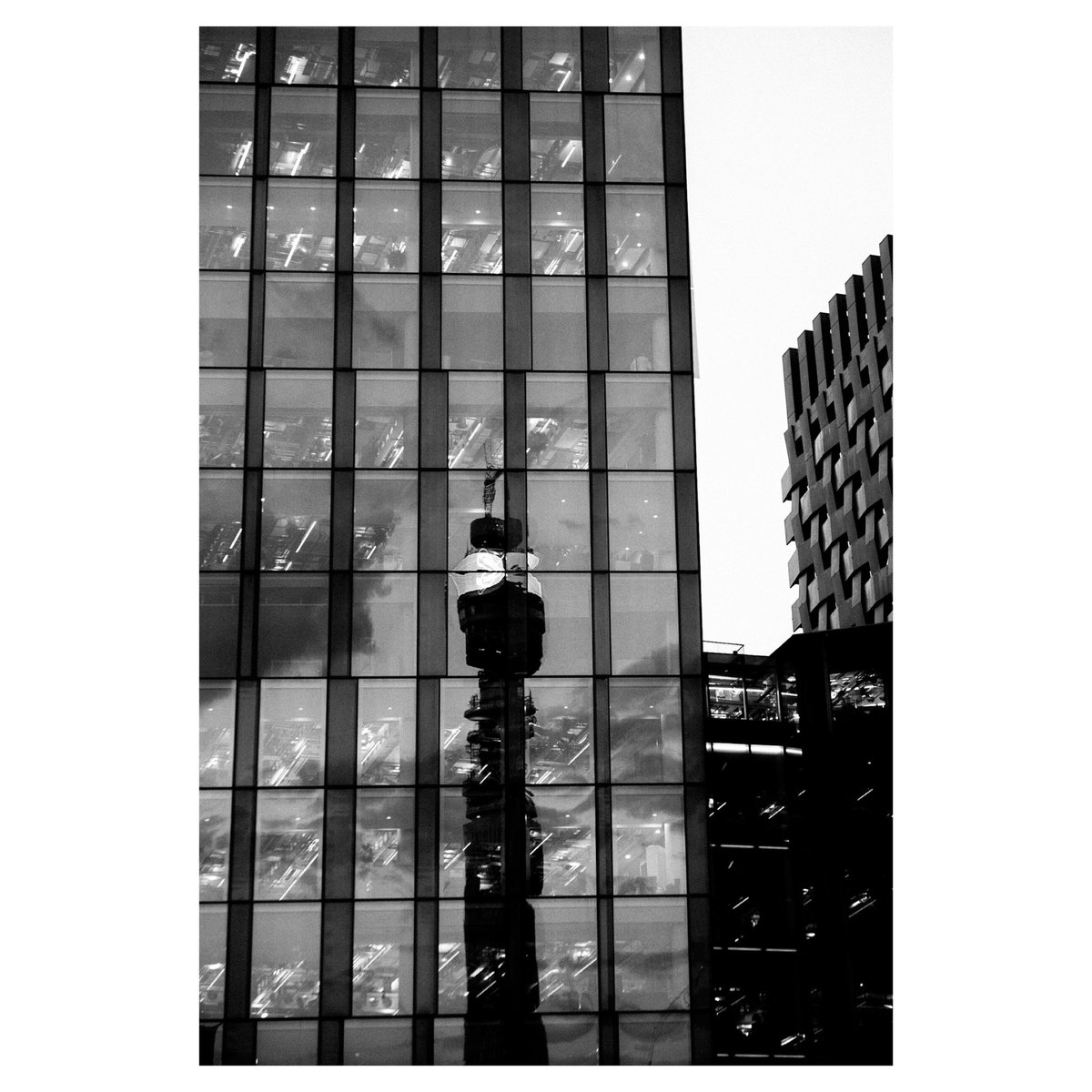dechnoir's tweet photo. London📍
•
•
•
#photography #photographer #exploremore #lookslikefilm #fujifilm #fujifilmphotography #fujimag #fujifilmxseries #myfujifilmlegacy #street #streetphotography #london #underexpoz #blackandwhite #monochrome https://t.co/lIxwvYVZbA