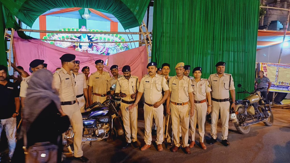 PatnaPolice24x7's tweet photo. " पटना पुलिस आपकी सेवा में स���ैव तत्पर है "
दुर्गापूजा के शुभ अवसर पर विधि_व्यवस्था बनाए रखने हेतु पटना पुलिस संवेदनशील एवं चिंहित स्थलो पर तैनात है|
@dm_patna
@bihar_police
@IG_CentralRange
#DurgaPooja2023
#Navratra2023
#LawAndOrder https://t.co/xYnwDbamHu
