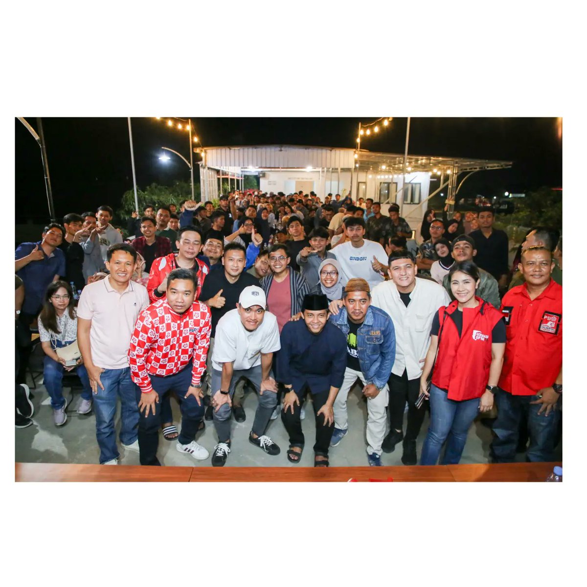 psi_id's tweet photo. Pertemuan Mas Ketum Kaesang dengan anak-anak muda dan influencer di Indramayu jadi penutup kegiatan hari ini, Sis dan Bro✨🙌🏻

Seru sekali,ngobrol dengan anak muda emang ga ada habisnya yagesyaa😌

Setiap pertemuan dengan siapapun, Mas Ketum Kaesang selalu menitip pesan untuk hormati siapa pun capresnya. Menjaga perdamaian dan tidak berpikir negatif😎

Adem ya kalau semua politisi berpikiran kayak Mas Ketum? Politik jadi makin asik dan #antiruwetclub 

Anak muda, yuk sama-sama bangun Indonesia! Ciptakan pemilu damai tanpa hoax! 

Yang jomblo mending bangun Indonesia dulu aja yuk, daripada nunggu bangun rumah tangga sama dia, tapi ga pernah direspon🙃 *eh gimana?

#GenerasiOptim15
#NoGolputGolputClub
#PolitikRiangGembira