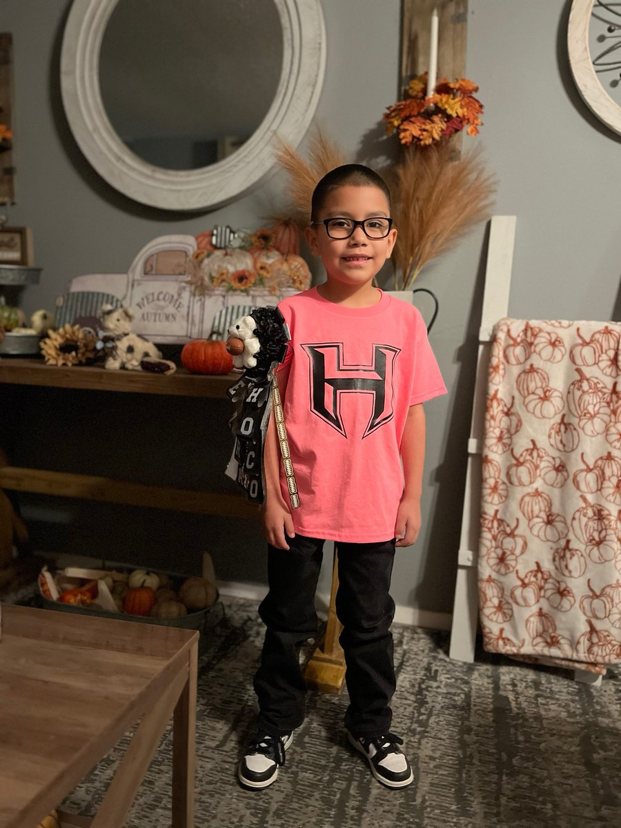 SineadRoman's tweet photo. Ready for the homecoming game tonight! π¦π©· #FutureScorpion #ScorpionStrong #RepTheH https://t.co/EJDro14IAy