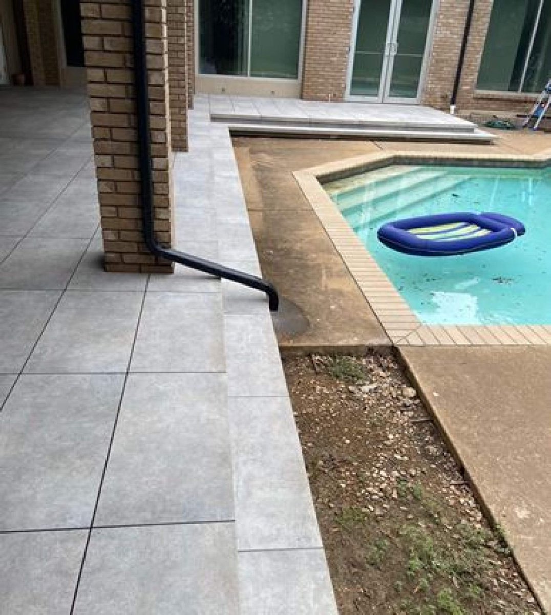 marathonmrp's tweet photo. This residential project in Dallas, TX utilized our SE pedestals and ¾ porcelain tiles, creating a beautiful poolside deck and stairs!

#projects #mrpsupports #paversupportproducts #adjustablesupports https://t.co/cZbtR8aCtk