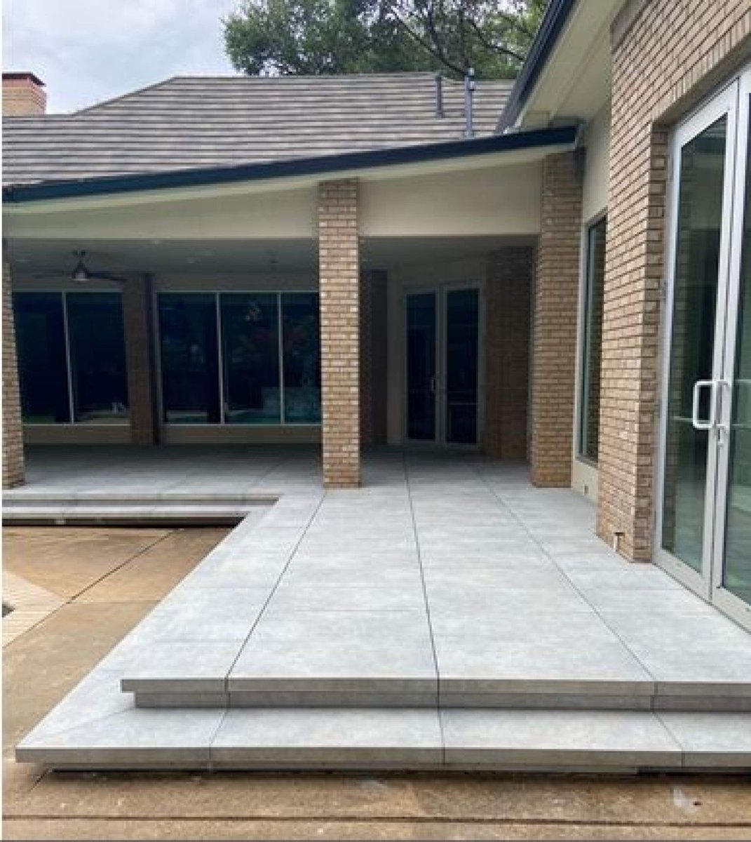 marathonmrp's tweet photo. This residential project in Dallas, TX utilized our SE pedestals and ¾ porcelain tiles, creating a beautiful poolside deck and stairs!

#projects #mrpsupports #paversupportproducts #adjustablesupports https://t.co/cZbtR8aCtk