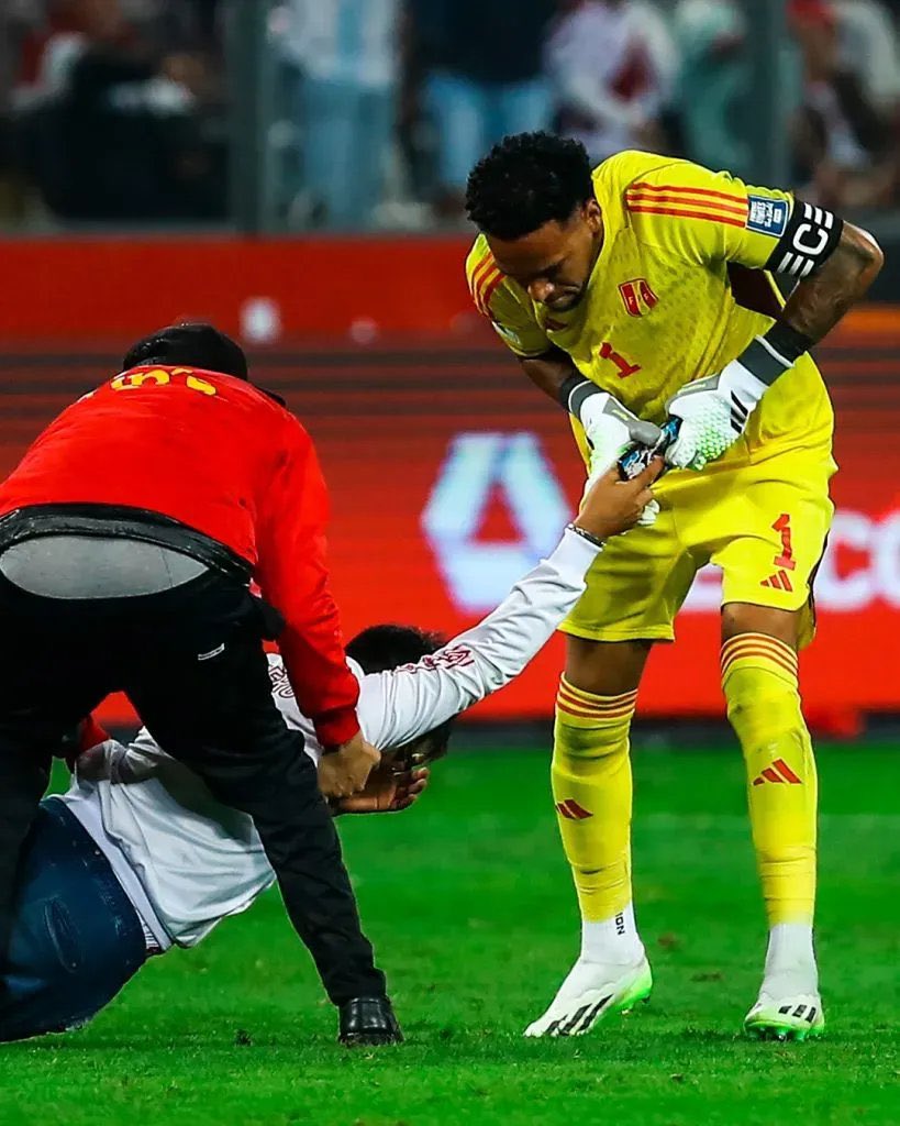 AtaqueFutbolero's tweet photo. “No entiendo que digan que soy un vendepatria si alenté los 90 minutos a Perú. Al primer gol de Messi, me emocioné un poco porque era la primera vez que lo veía.

Dicen que soy un viejo, pero tengo 17 años, soy menor de edad. O sea que fácilmente puedo denunciarte, Gallese.

No pude hacer nada porque Gallese se metió en mi camino como guardia. O sea, no es tu chamba, loco, tu chamba es atajar nada más y te metieron dos goles”.

El mensaje del hincha peruano que intentó sacarse una foto con Messi y al que Gallese le TIRÓ su celular. 😳🇵🇪