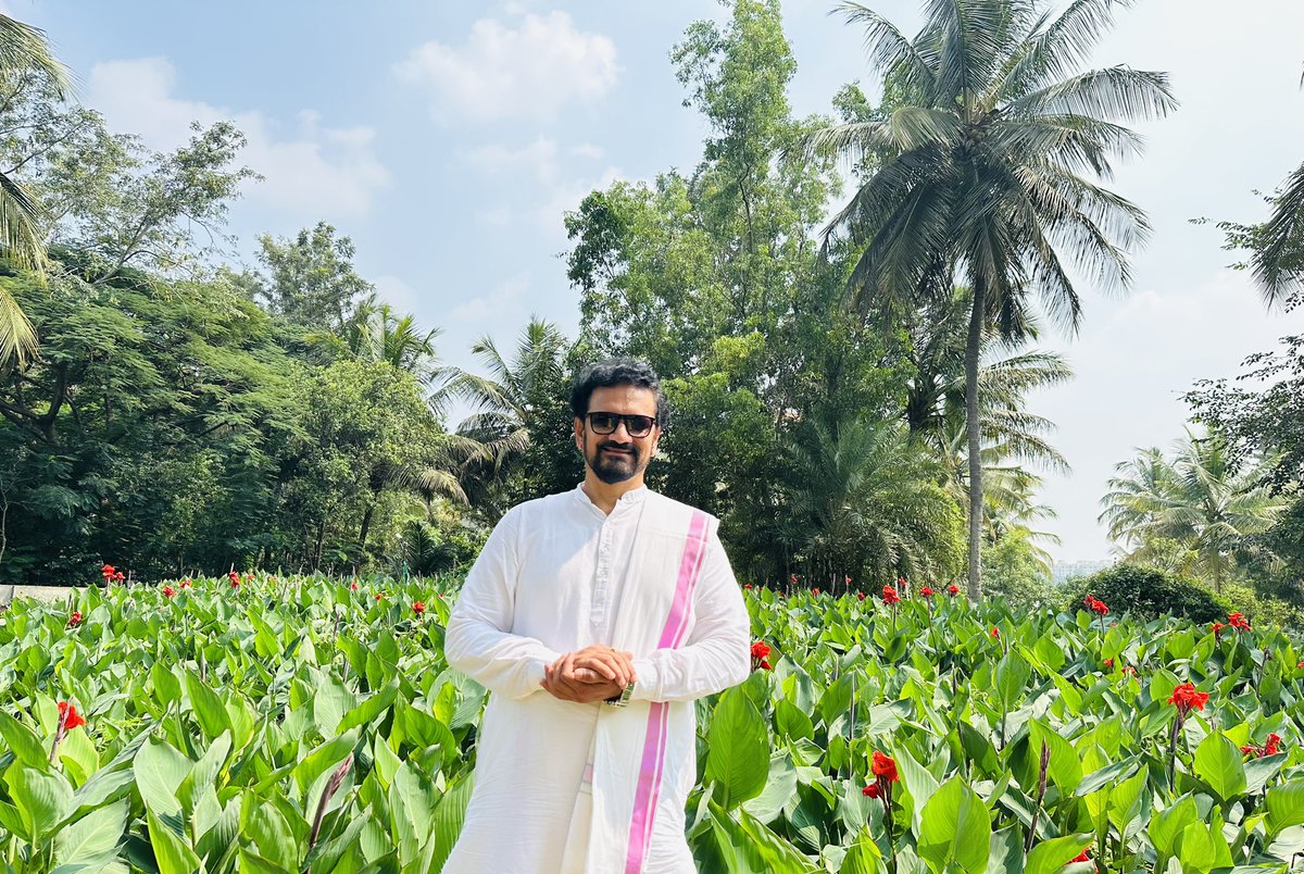 anand__desai's tweet photo. Feeling blessed.☺️🙏
Celebrating #NavratraFestival2023 at @BangaloreAshram .💐😇
Witnessing #Poojas #Homas & vibrant #satsang in presence of Gurudev @SriSri Ji.🙏🙏
Amazing energy.👍
#meditation #happiness #peace #bliss #life #celebration #samadhi #spiritualawakening https://t.co/butk1hZkHc